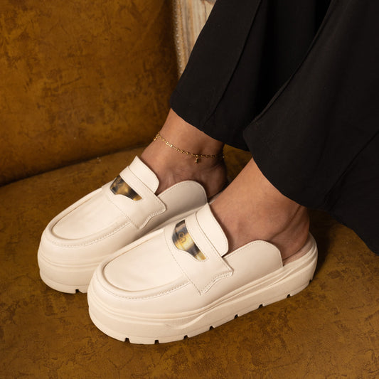 Luciana – suecos Crema con Plataforma Chunky y Detalle Dorado