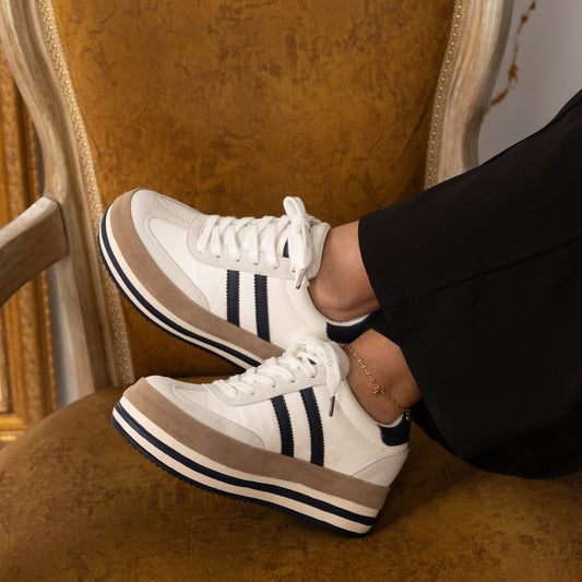 Penelope – Sneaker Blanco Retro con Franjas Negras y Plataforma Alta