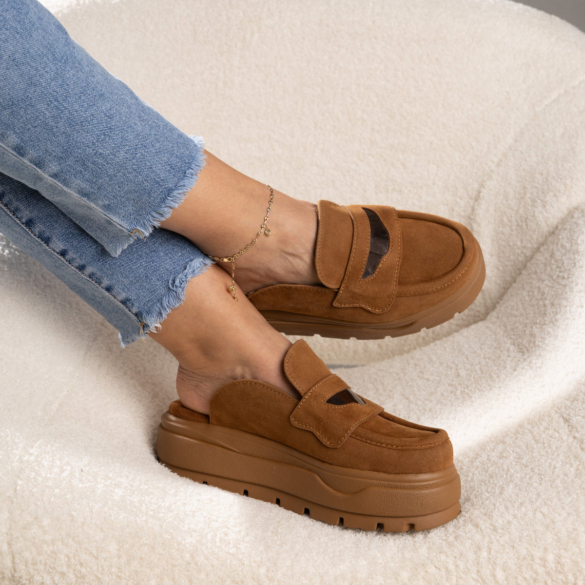 Luciana – suecos miel con Plataforma Chunky y Detalle en empeine