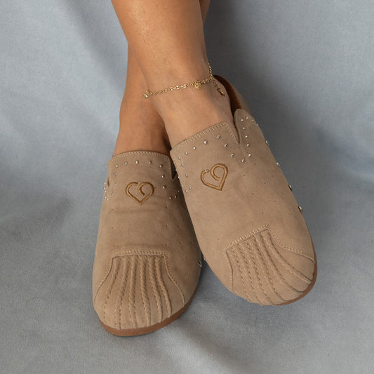 Sahara – Suecos de tipo Gamuza camel con Bordado de Corazón y Tachuelas