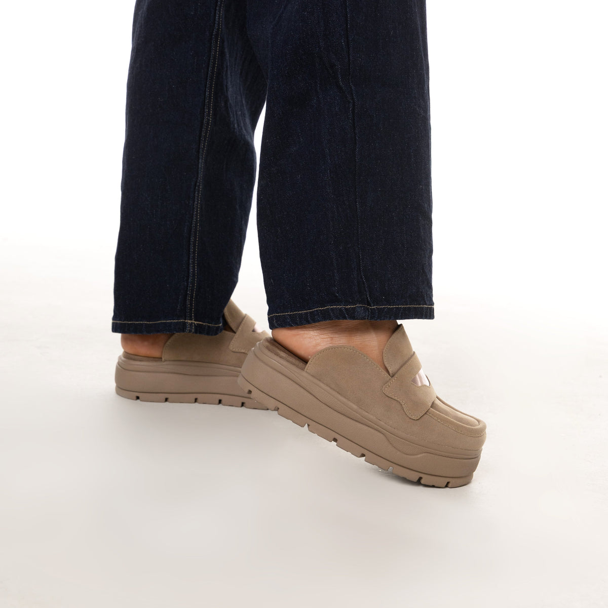 Luciana – suecos camel con Plataforma Chunky y Detalle dorado