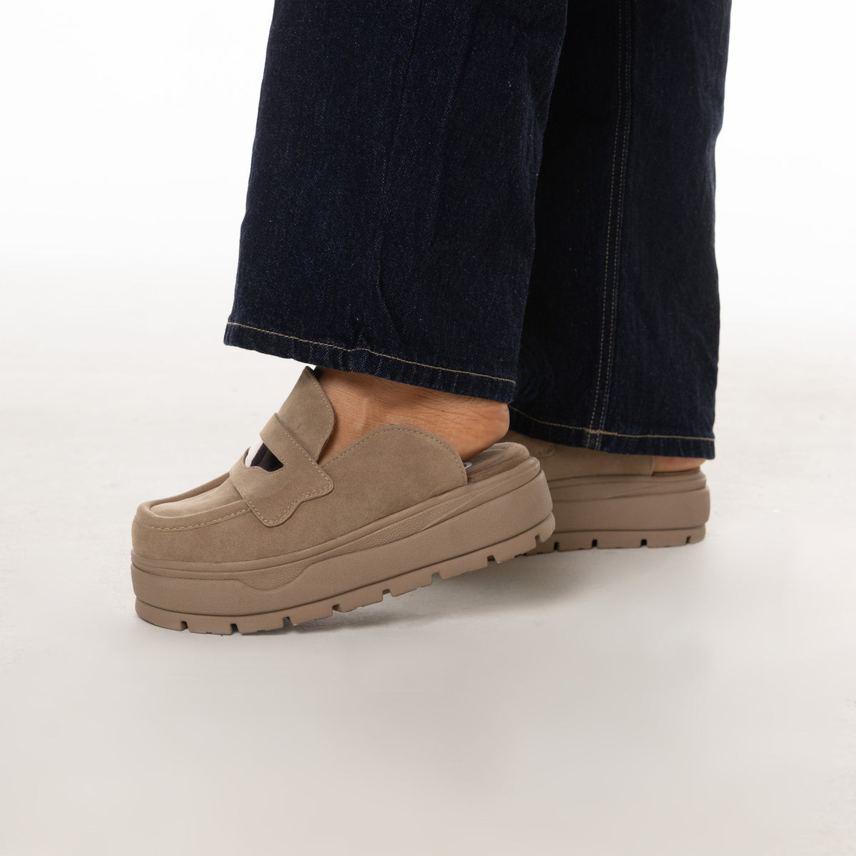 Luciana – suecos camel con Plataforma Chunky y Detalle dorado