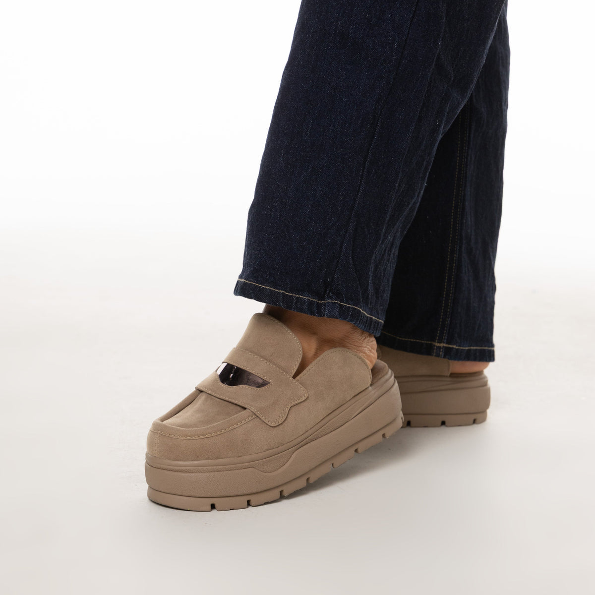 Luciana – suecos camel con Plataforma Chunky y Detalle dorado