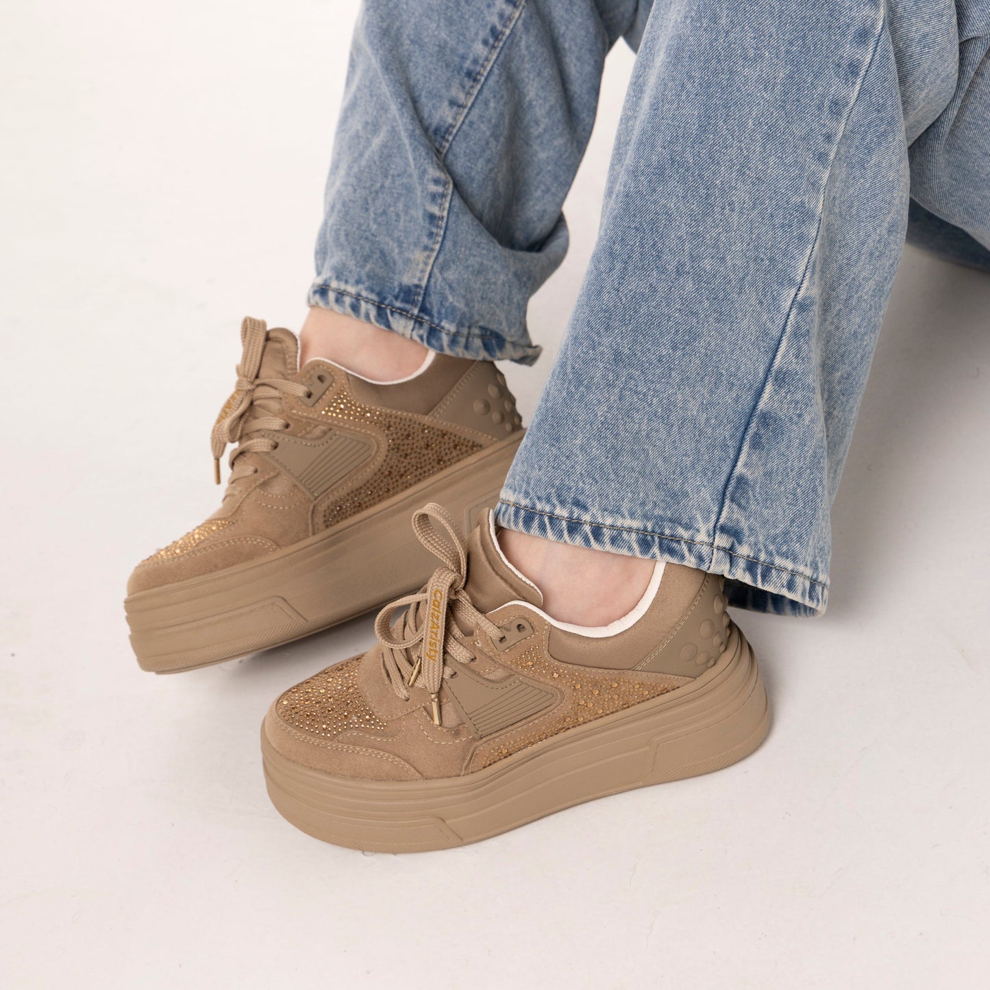 Tenis Plataforma CRISTAL Camel con Brillos – Dama | Comodidad y Estilo