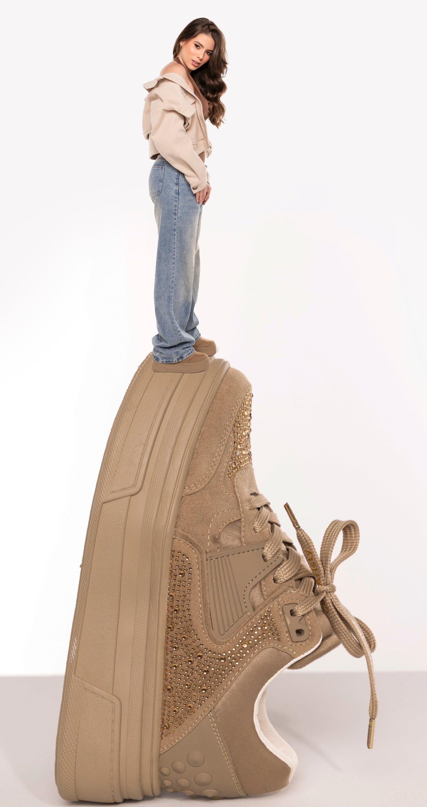 Tenis Plataforma CRISTAL Camel con Brillos – Dama | Comodidad y Estilo