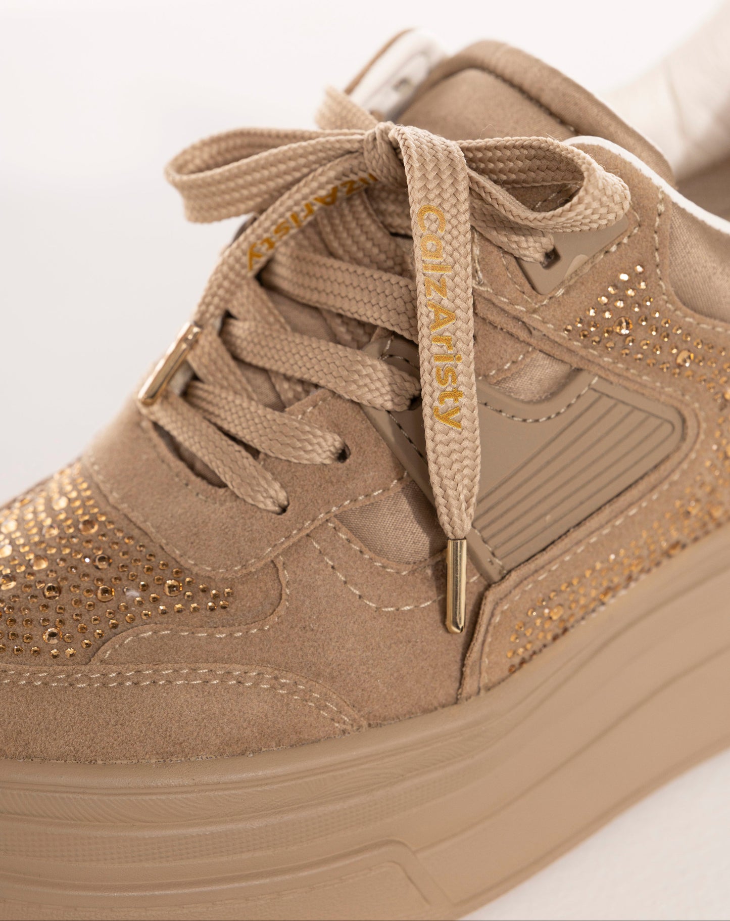 Tenis Plataforma CRISTAL Camel con Brillos – Dama | Comodidad y Estilo