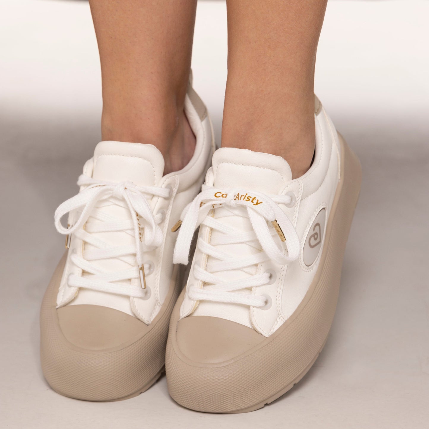 Tenis plataforma SOLEI en color blanco con taupe para mujer – CalzAristy
