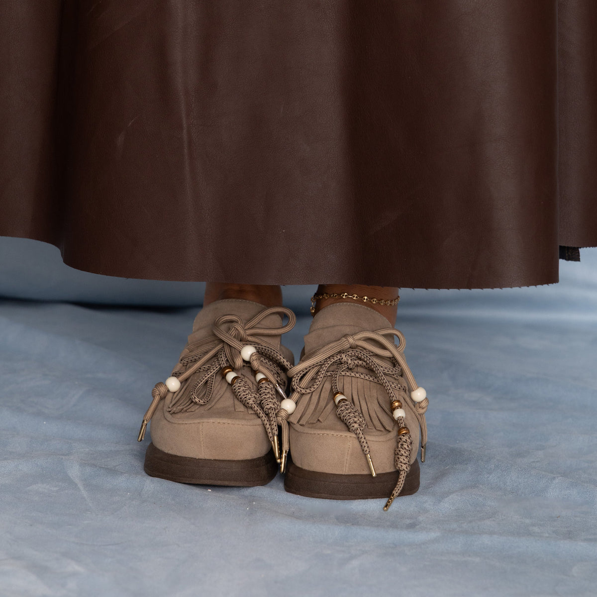 Helena – suecos Camel con Flecos y Cordón trenzado
