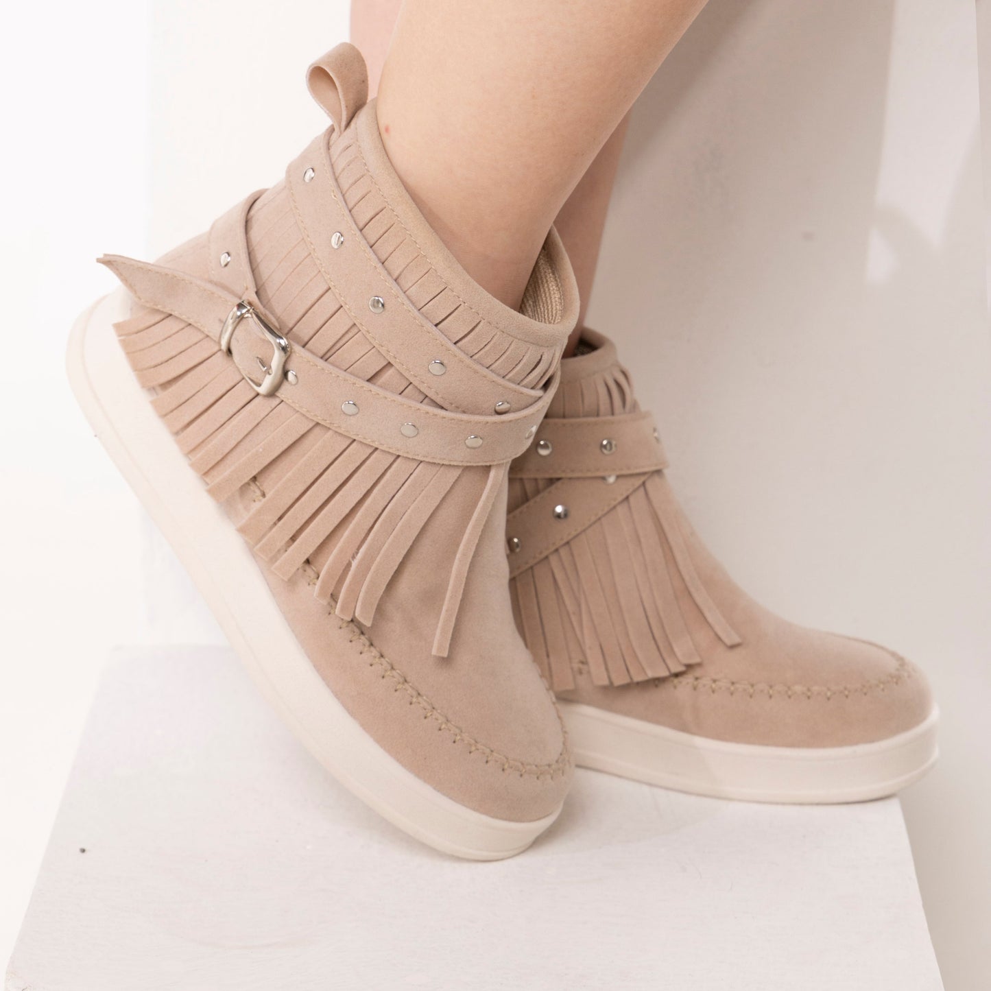 Botines ALICIA con flecos en gamuza arena para mujer – Calzaristy