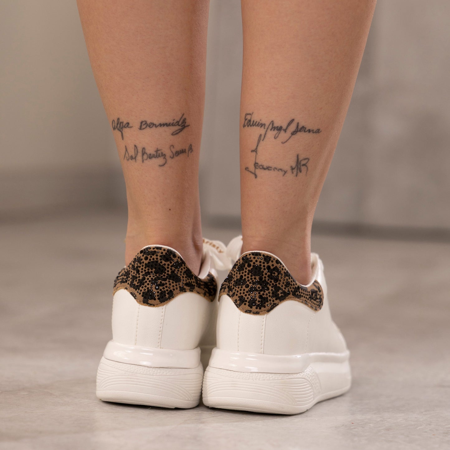 Zapatillas blancas con Animal Print AITANA con plataforma cómoda y diseño urbano | Calzaristy