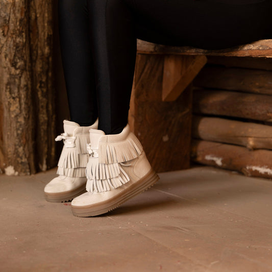 Botines tipo tenis color blanco con flecos AURA | CalzAristy – Estilo moderno y relajado para mujer