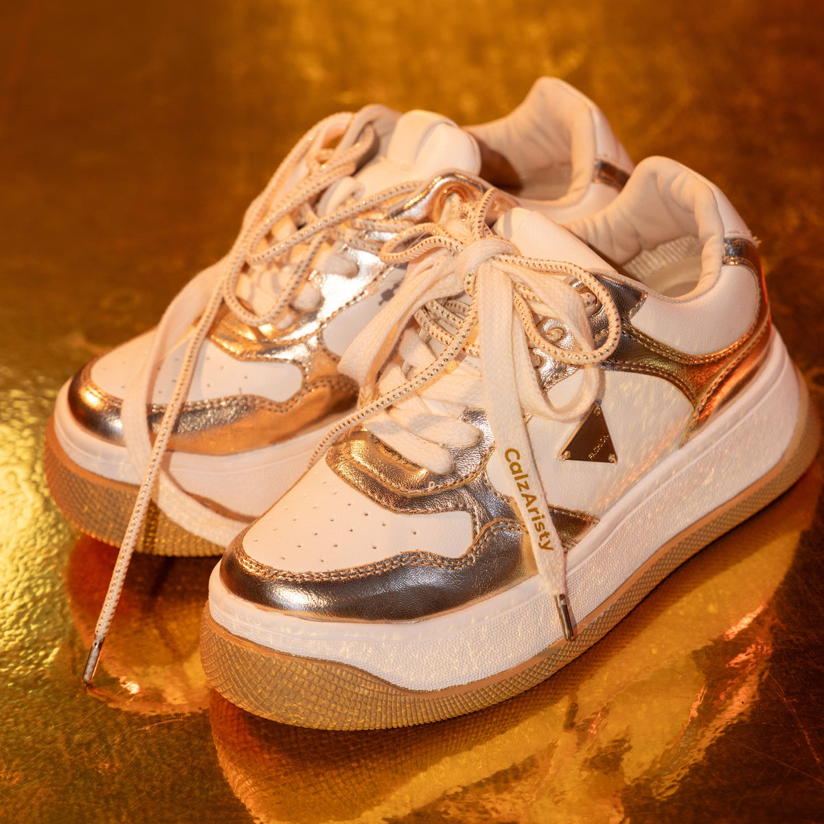 Alessia – tenis Chunky Blanco y dorado con Detalle Dorado