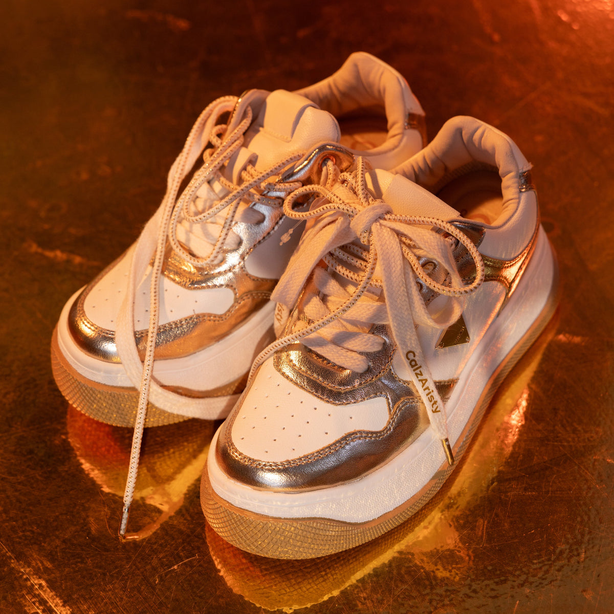 Alessia – tenis Chunky Blanco y dorado con Detalle Dorado