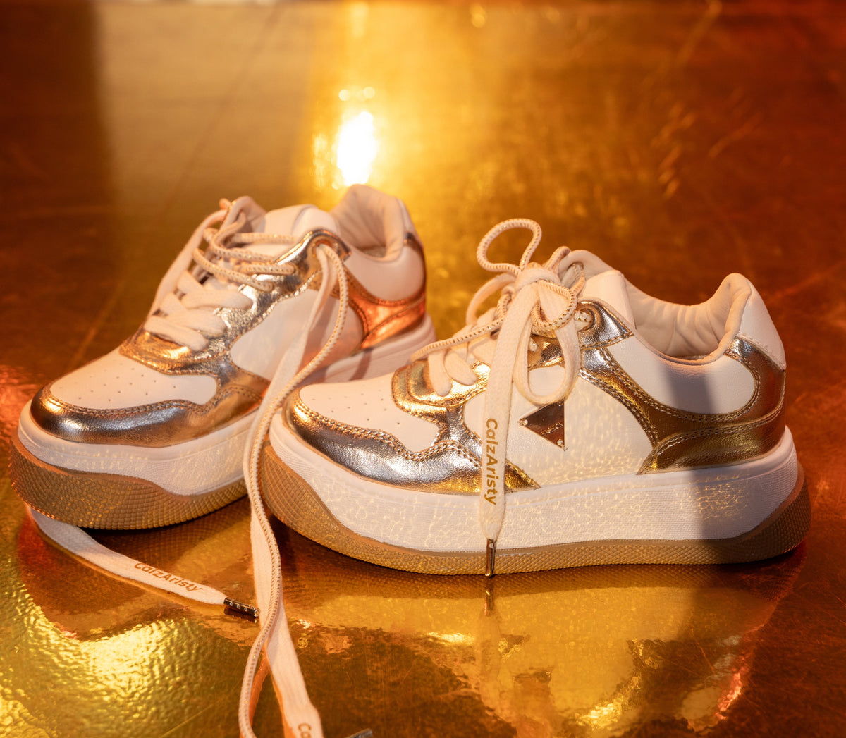 Alessia – tenis Chunky Blanco y dorado con Detalle Dorado