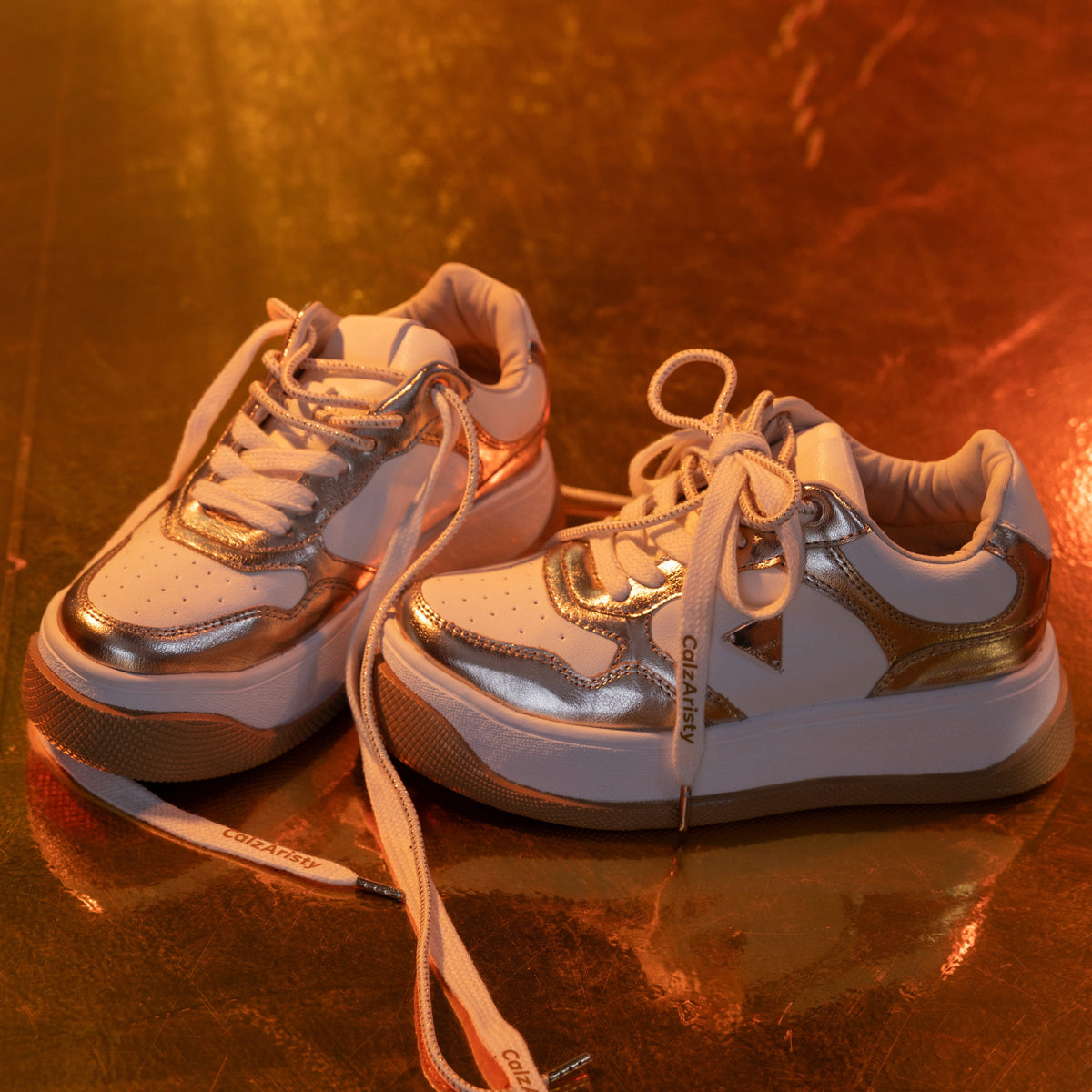Alessia – tenis Chunky Blanco y dorado con Detalle Dorado