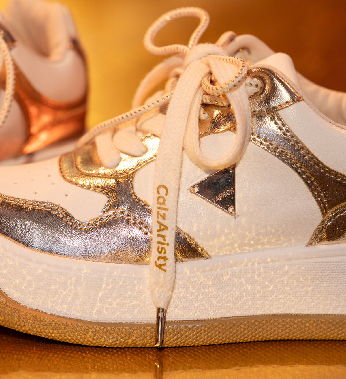 Alessia – tenis Chunky Blanco y dorado con Detalle Dorado