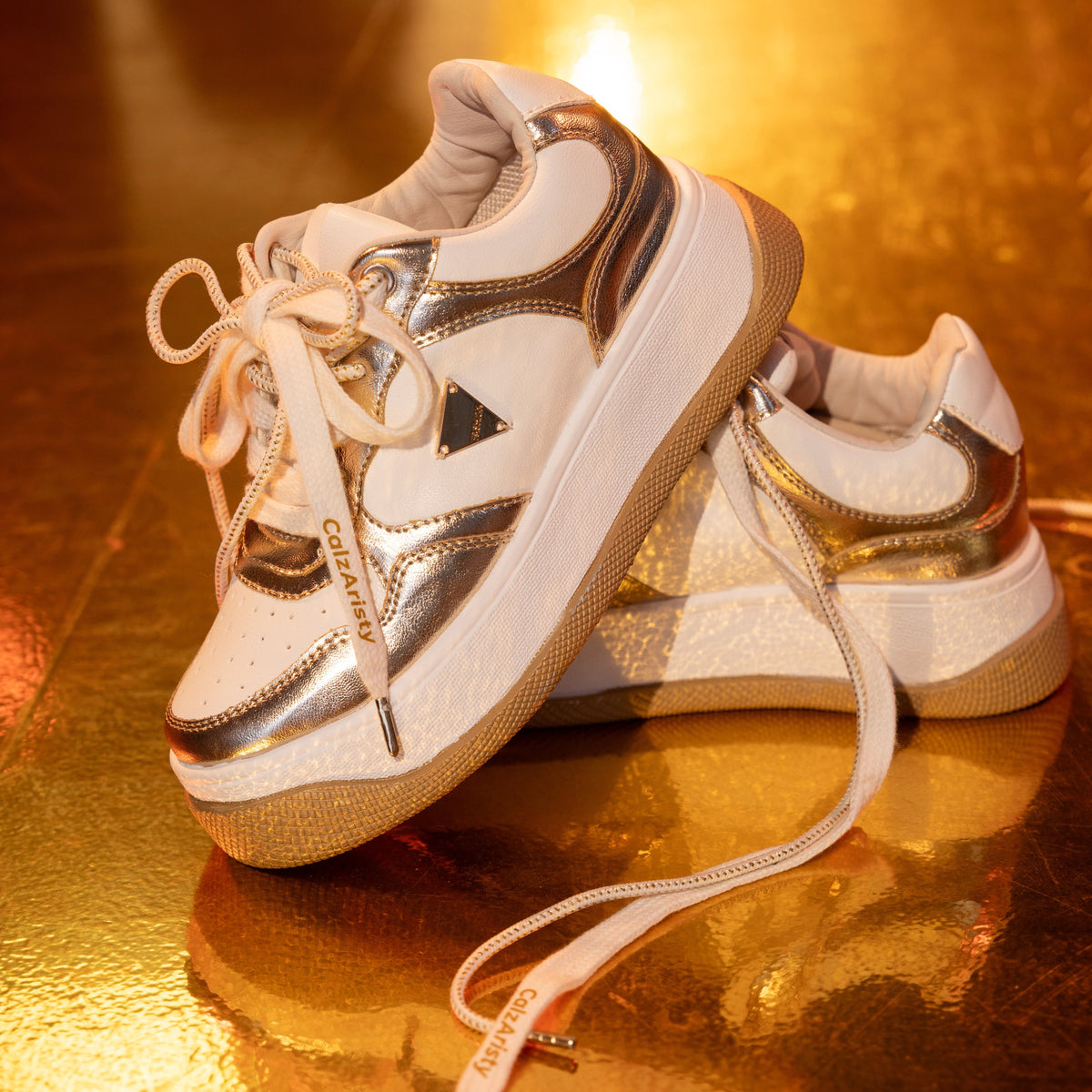 Alessia – tenis Chunky Blanco y dorado con Detalle Dorado