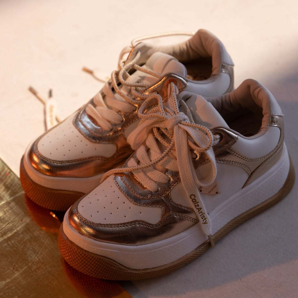 Alessia – tenis Chunky Blanco y dorado con Detalle Dorado