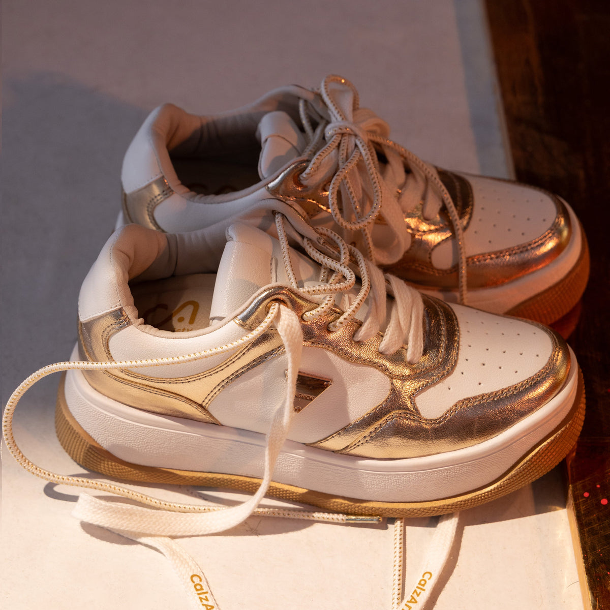 Alessia – tenis Chunky Blanco y dorado con Detalle Dorado