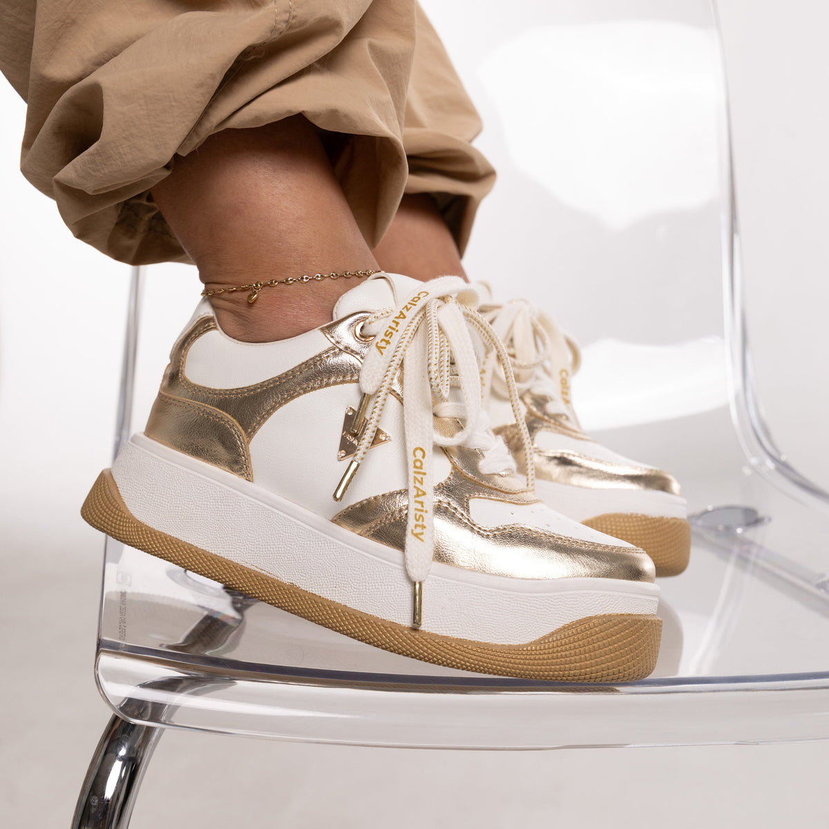 Alessia – tenis Chunky Blanco y dorado con Detalle Dorado