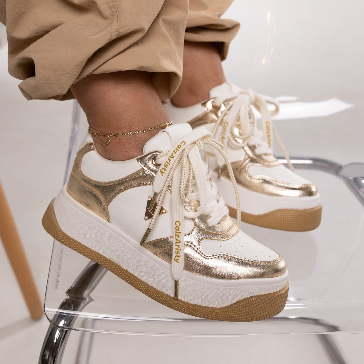 Alessia – tenis Chunky Blanco y dorado con Detalle Dorado