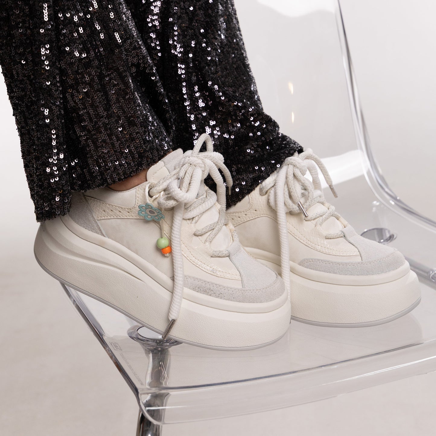 Tenis CLEO en carnaza blanco con plataforma – Estilo urbano y máxima comodidad | CalzAristy