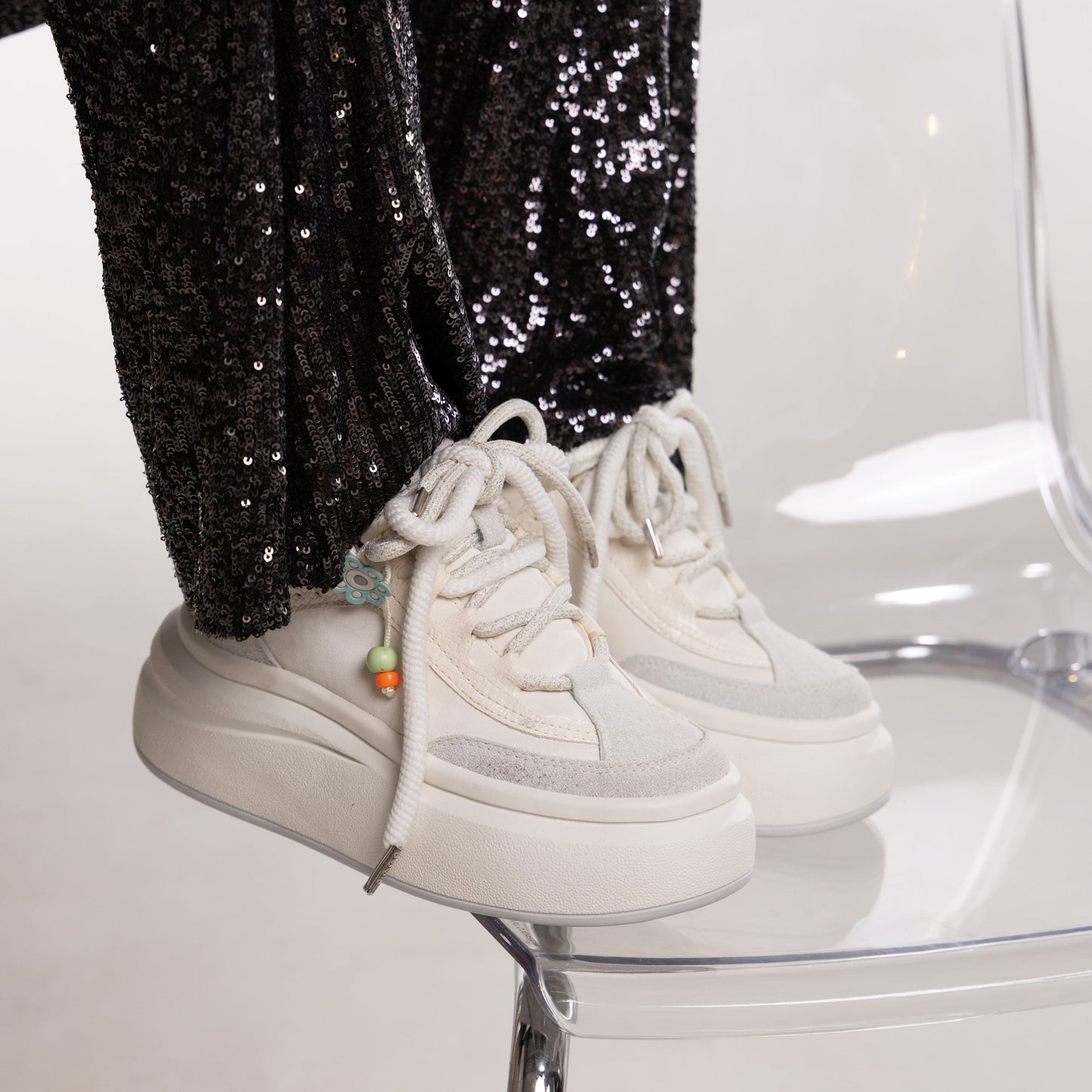 Tenis CLEO en carnaza blanco con plataforma – Estilo urbano y máxima comodidad | CalzAristy