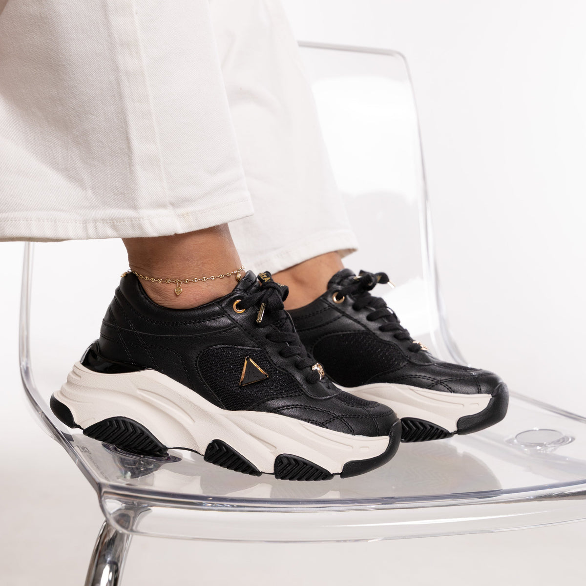 Rebecca – Sneaker Chunky Negro con Detalle Dorado
