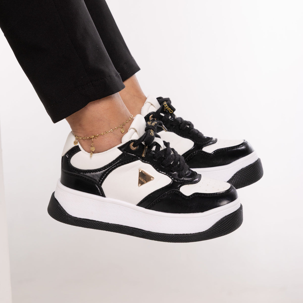 Alessia – tenis Chunky Blanco y negro con Detalle Dorado