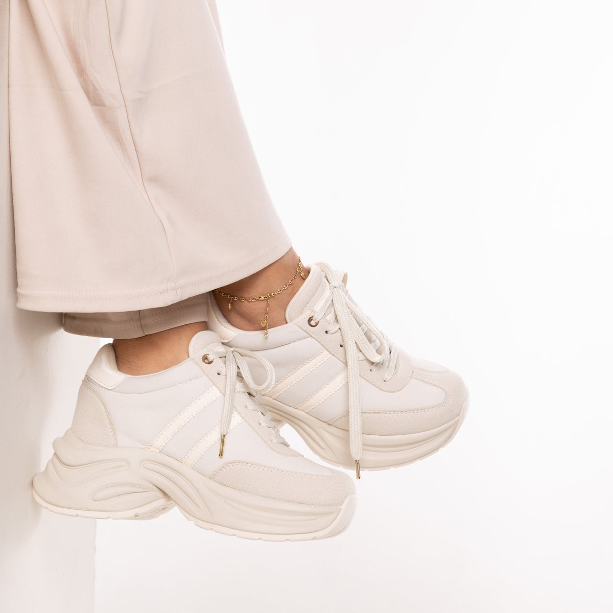 Tenis Antonia color Beige Chunky con Plataforma| CalzAristy