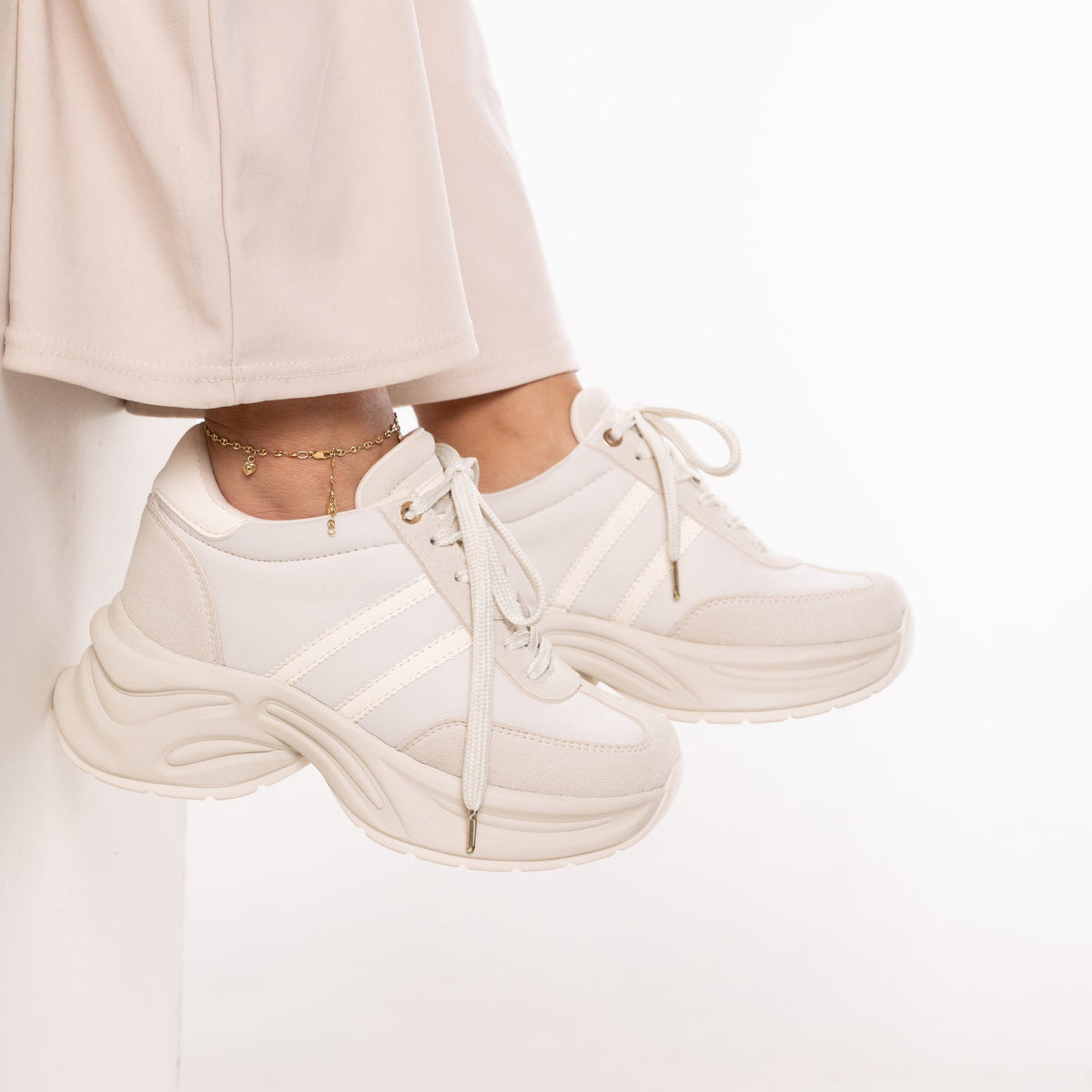 Tenis Antonia color Beige Chunky con Plataforma| CalzAristy