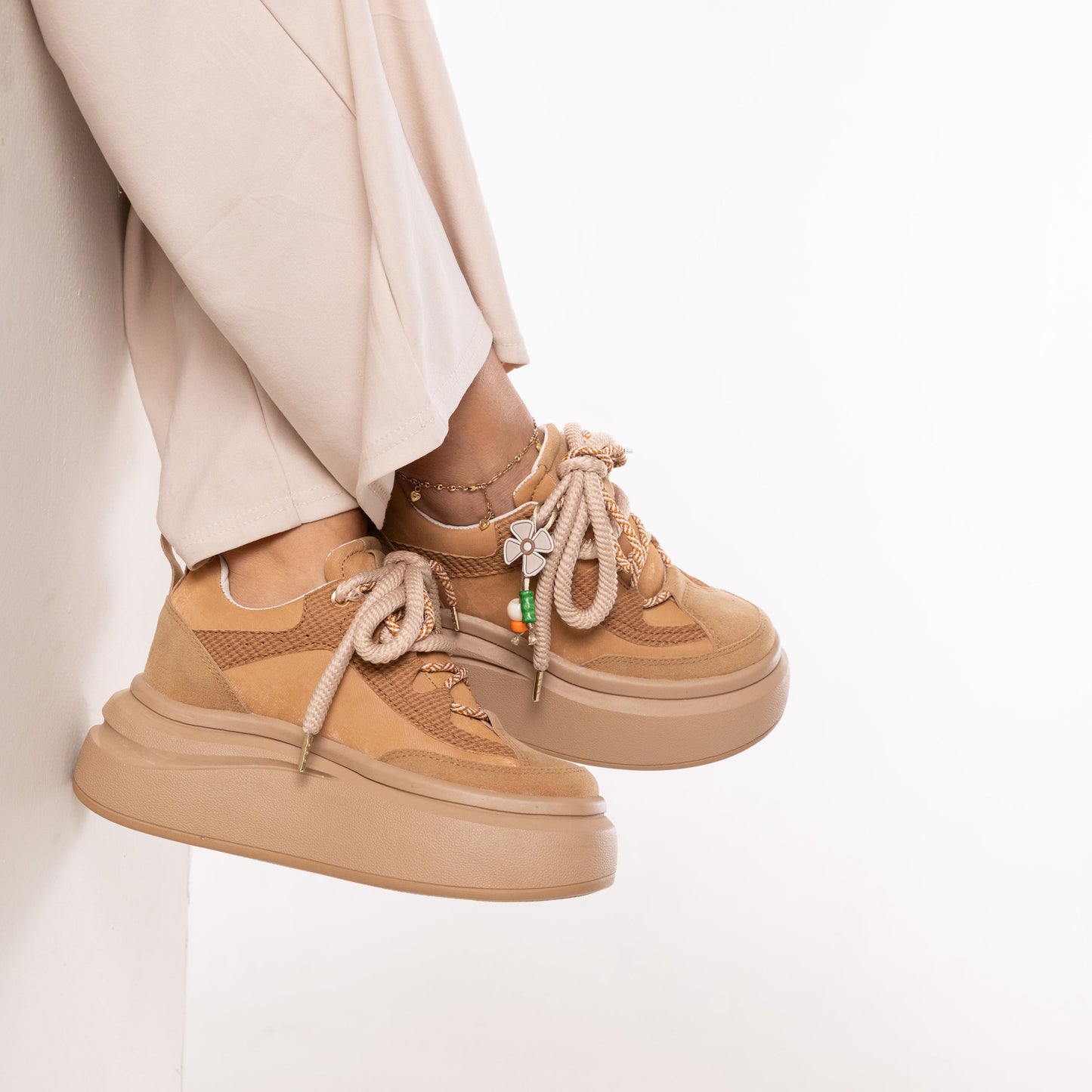 Tenis CLEO en carnaza terracota con plataforma – Estilo urbano y máxima comodidad | CalzAristy