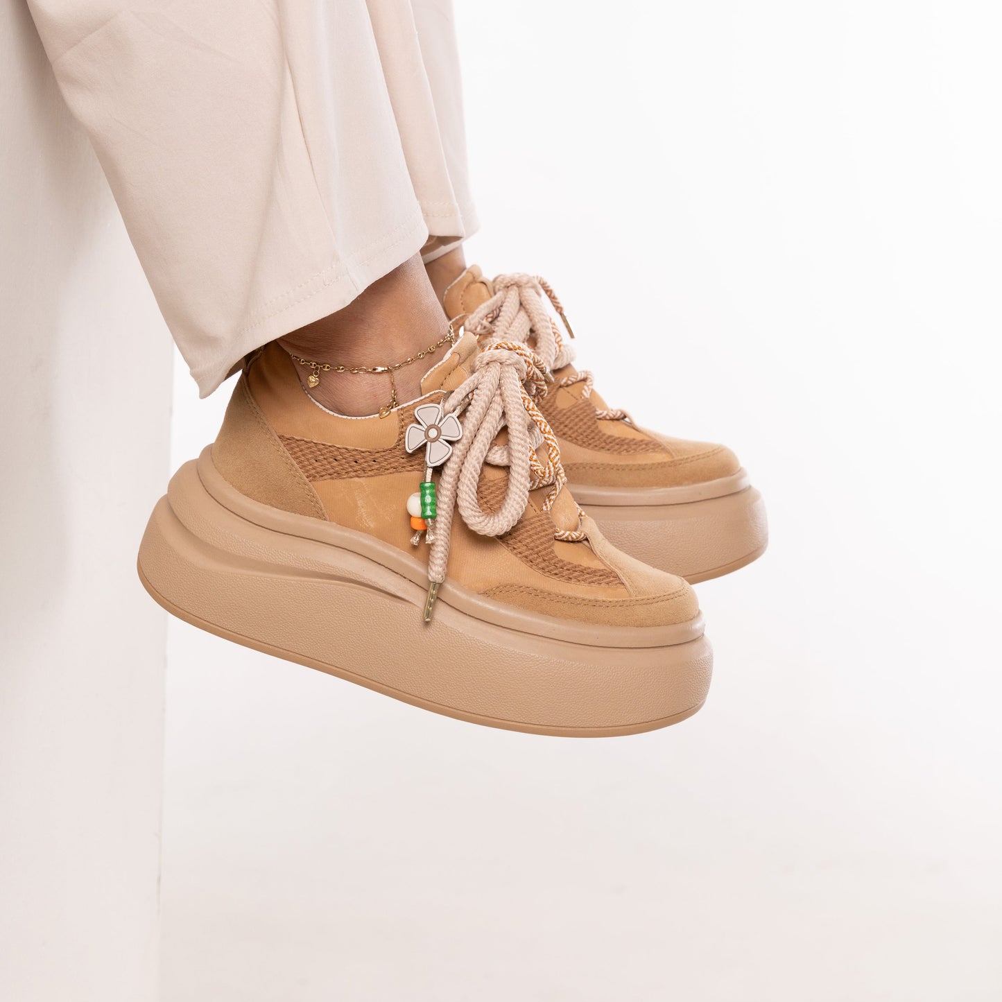 Tenis CLEO en carnaza terracota con plataforma – Estilo urbano y máxima comodidad | CalzAristy