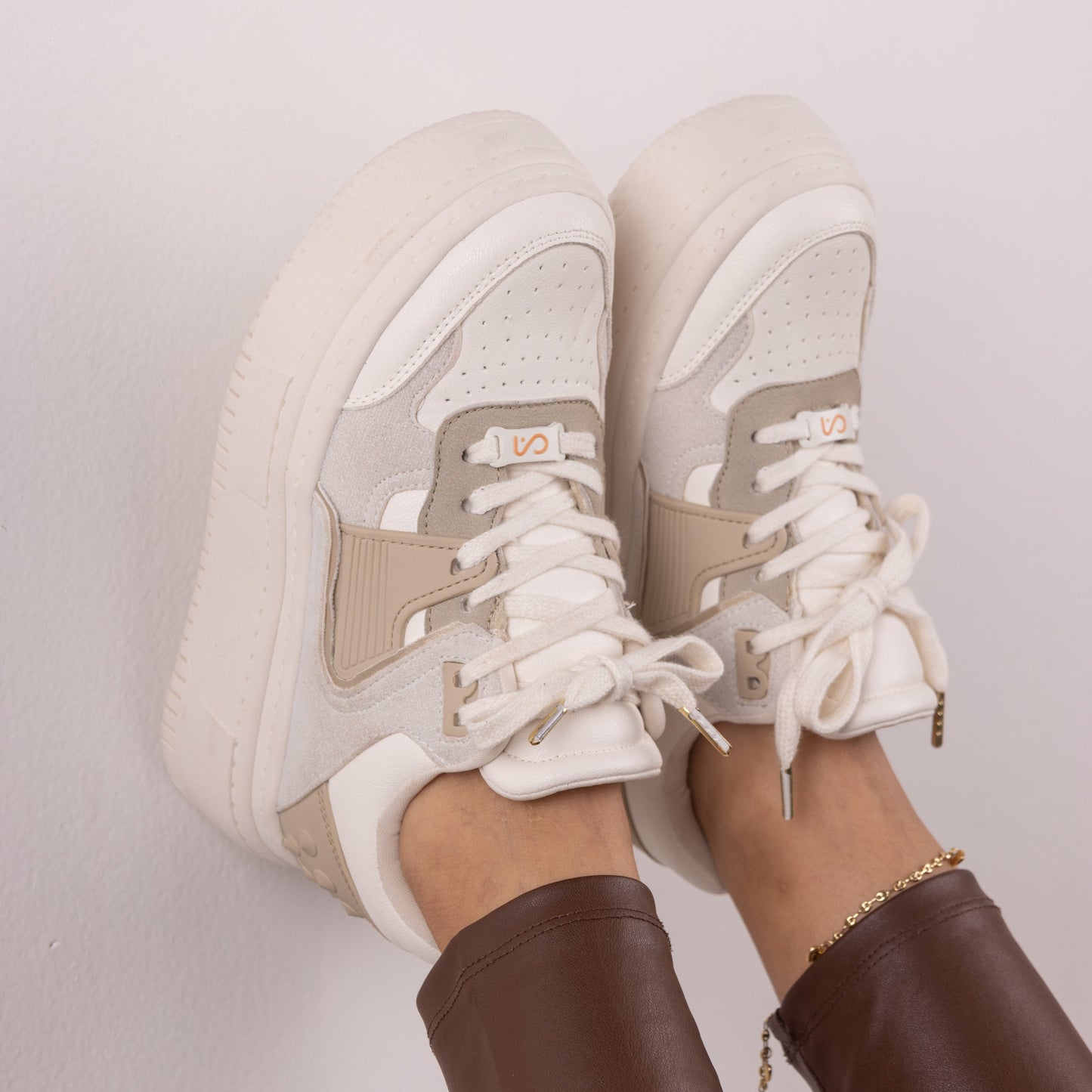 Tenis casuales con apliques en caucho y pequeños taches MAITÉ Beige