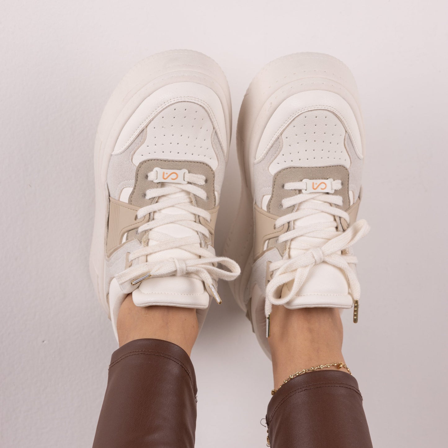 Tenis casuales con apliques en caucho y pequeños taches MAITÉ Beige