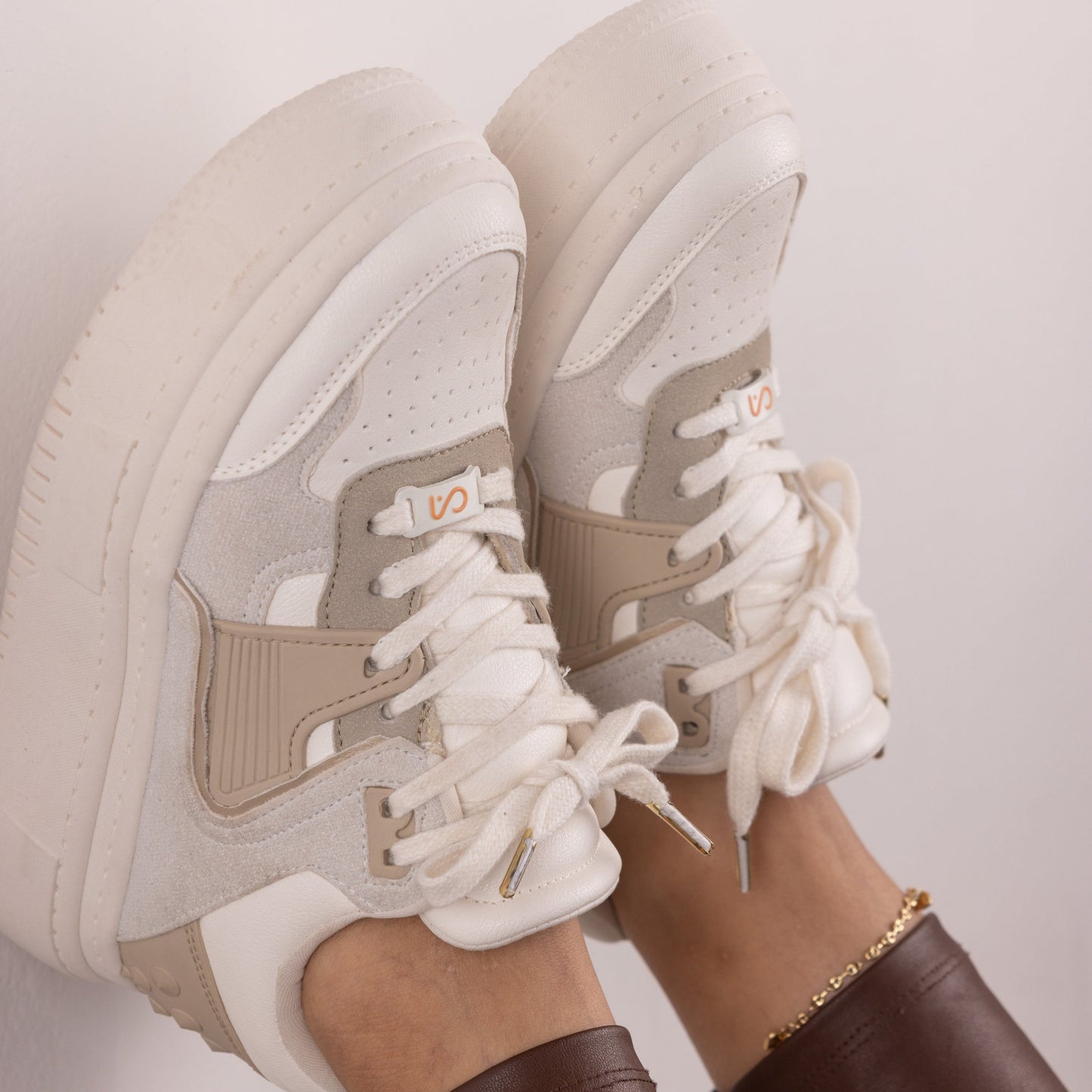 Tenis casuales con apliques en caucho y pequeños taches MAITÉ Beige