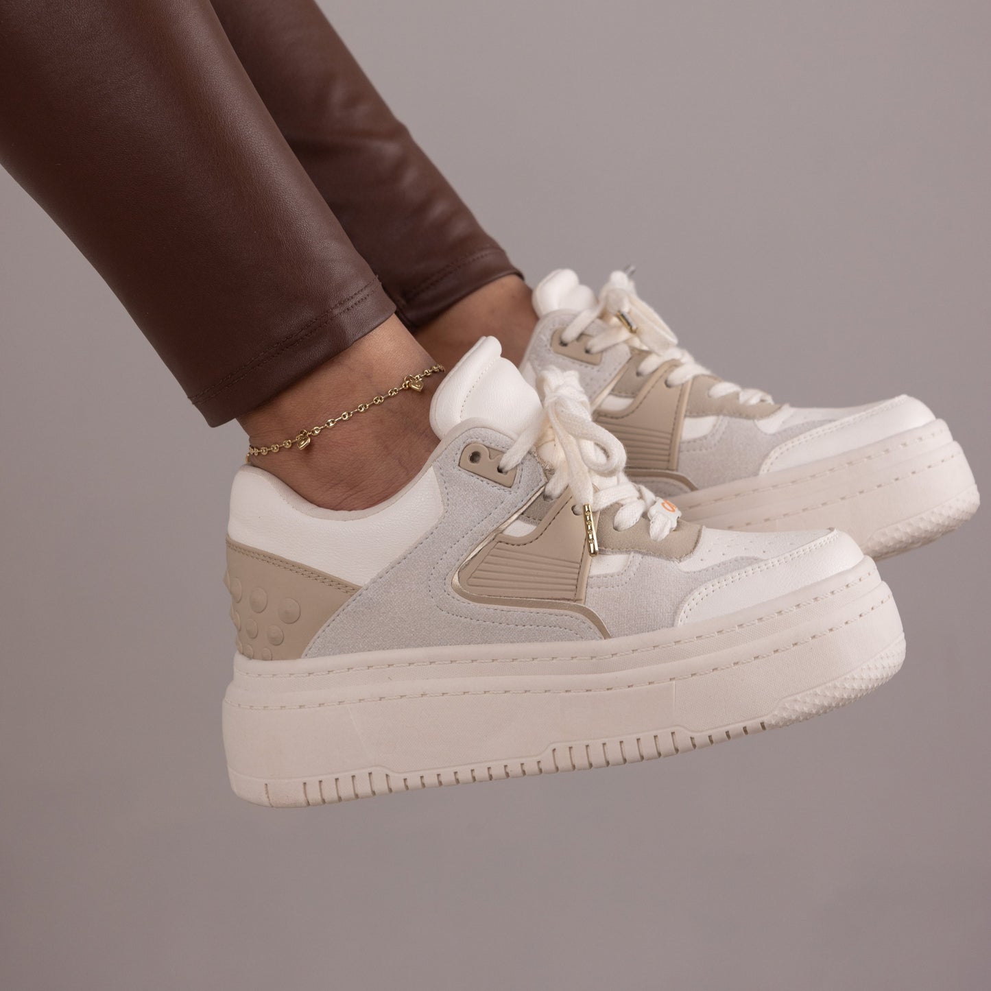 Tenis casuales con apliques en caucho y pequeños taches MAITÉ Beige