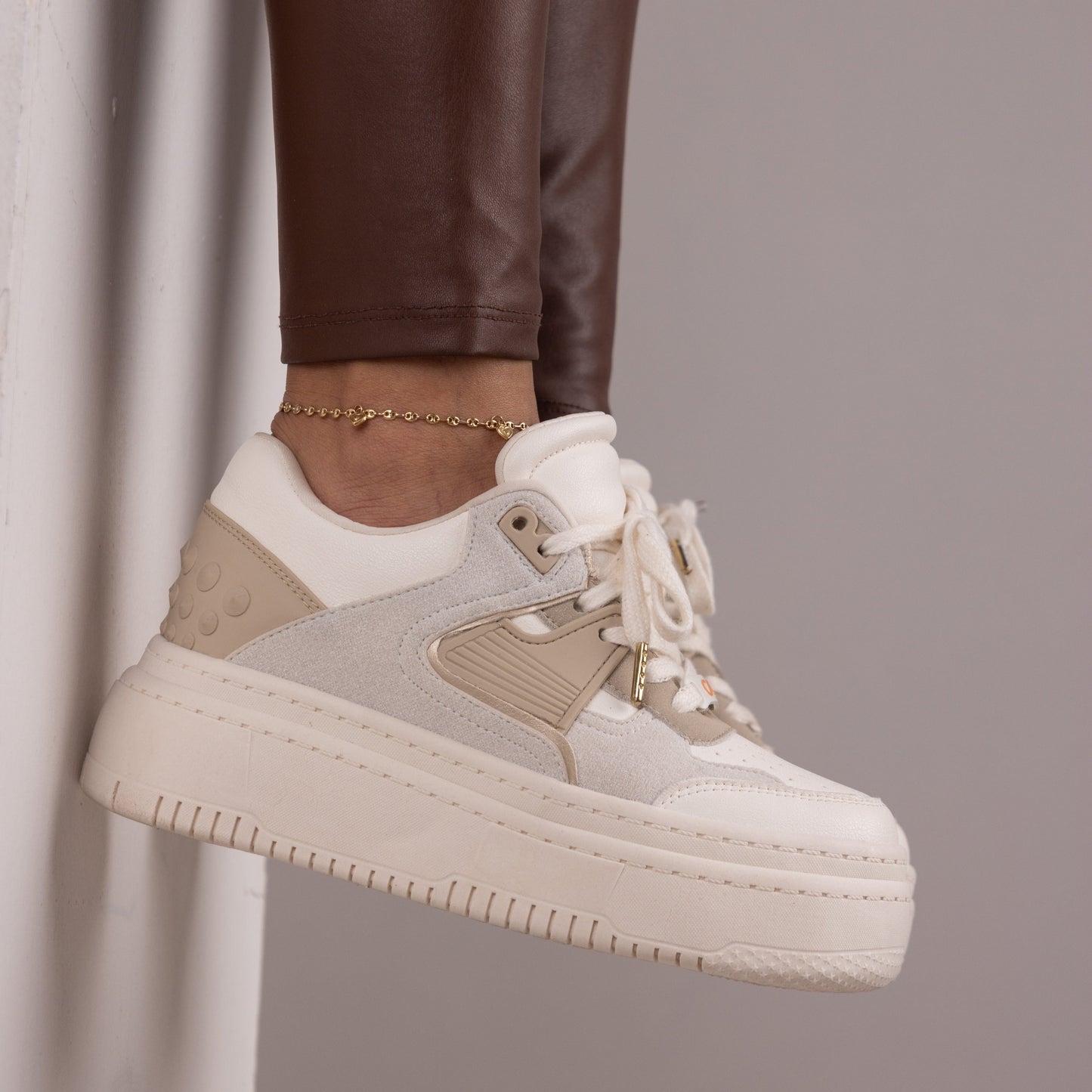 Tenis casuales con apliques en caucho y pequeños taches MAITÉ Beige