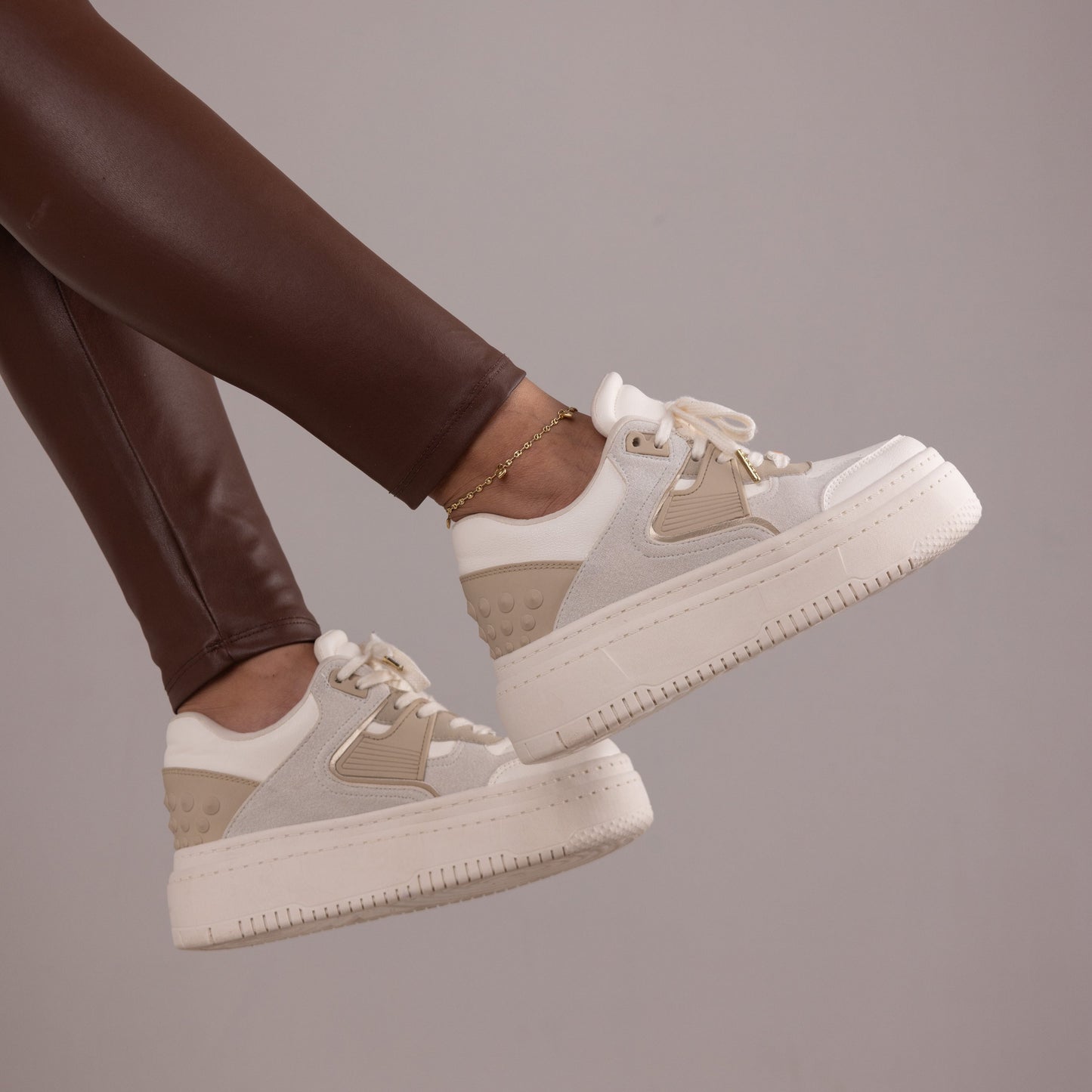 Tenis casuales con apliques en caucho y pequeños taches MAITÉ Beige
