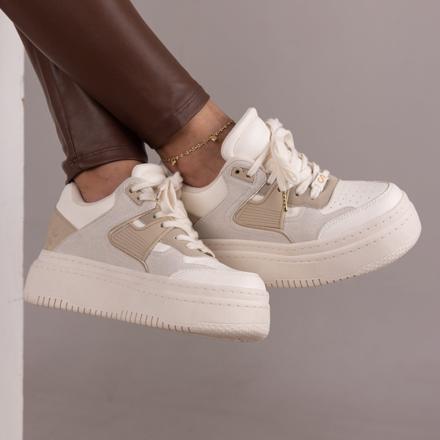 Tenis casuales con apliques en caucho y pequeños taches MAITÉ Beige
