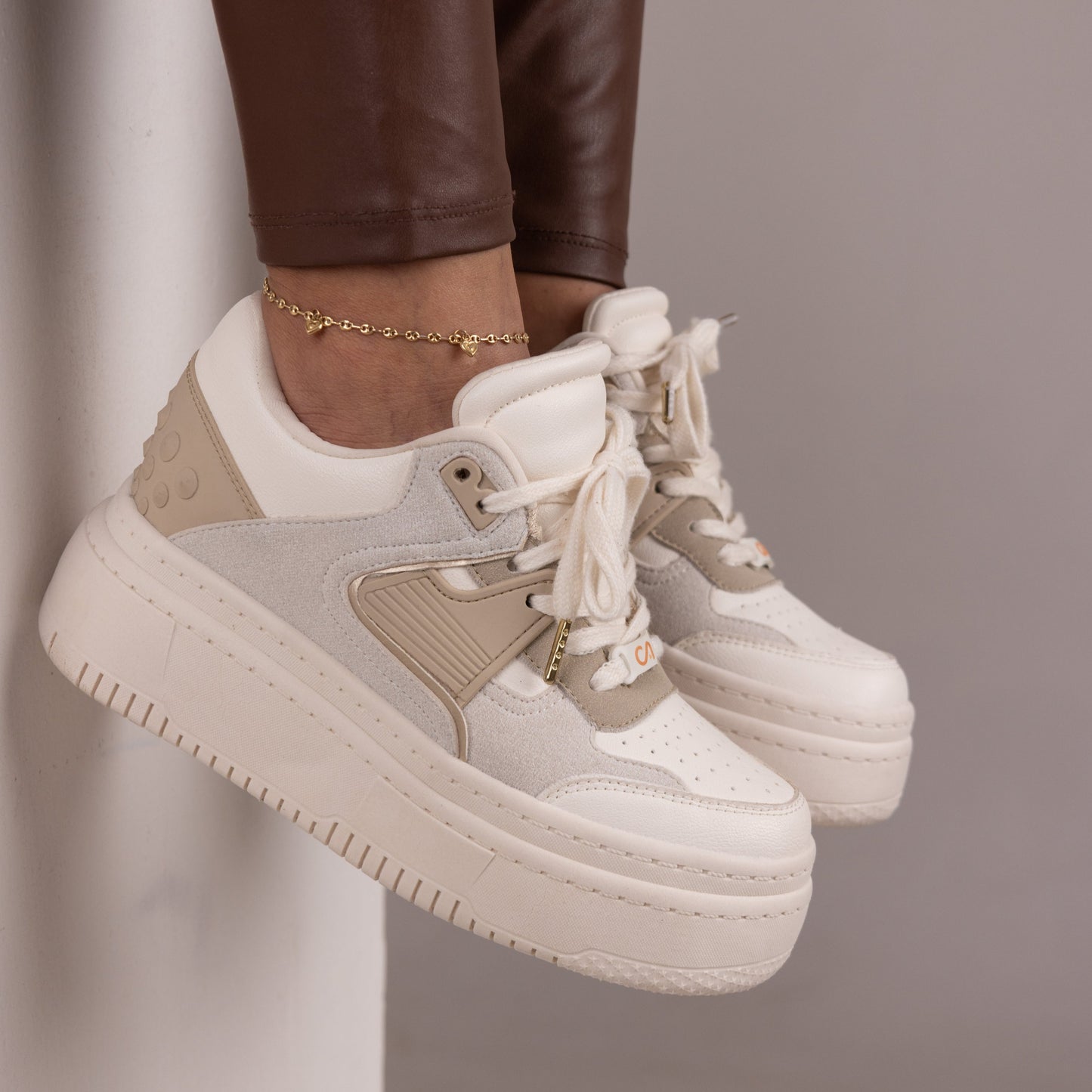 Tenis casuales con apliques en caucho y pequeños taches MAITÉ Beige