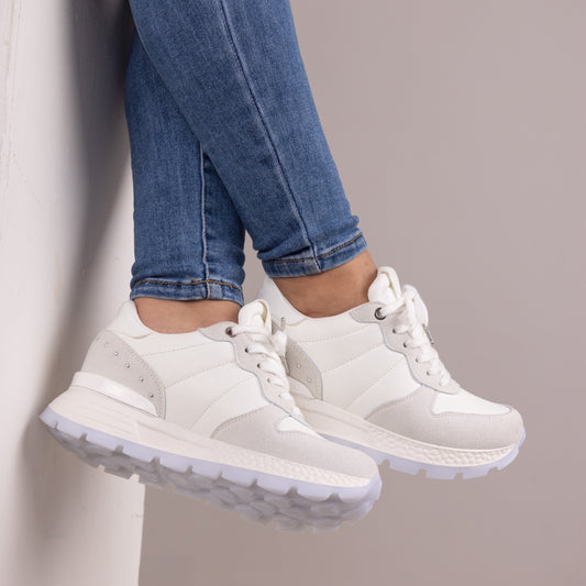 Tenis clásicos con detalles taches metálicos ZAFIRO Blanco