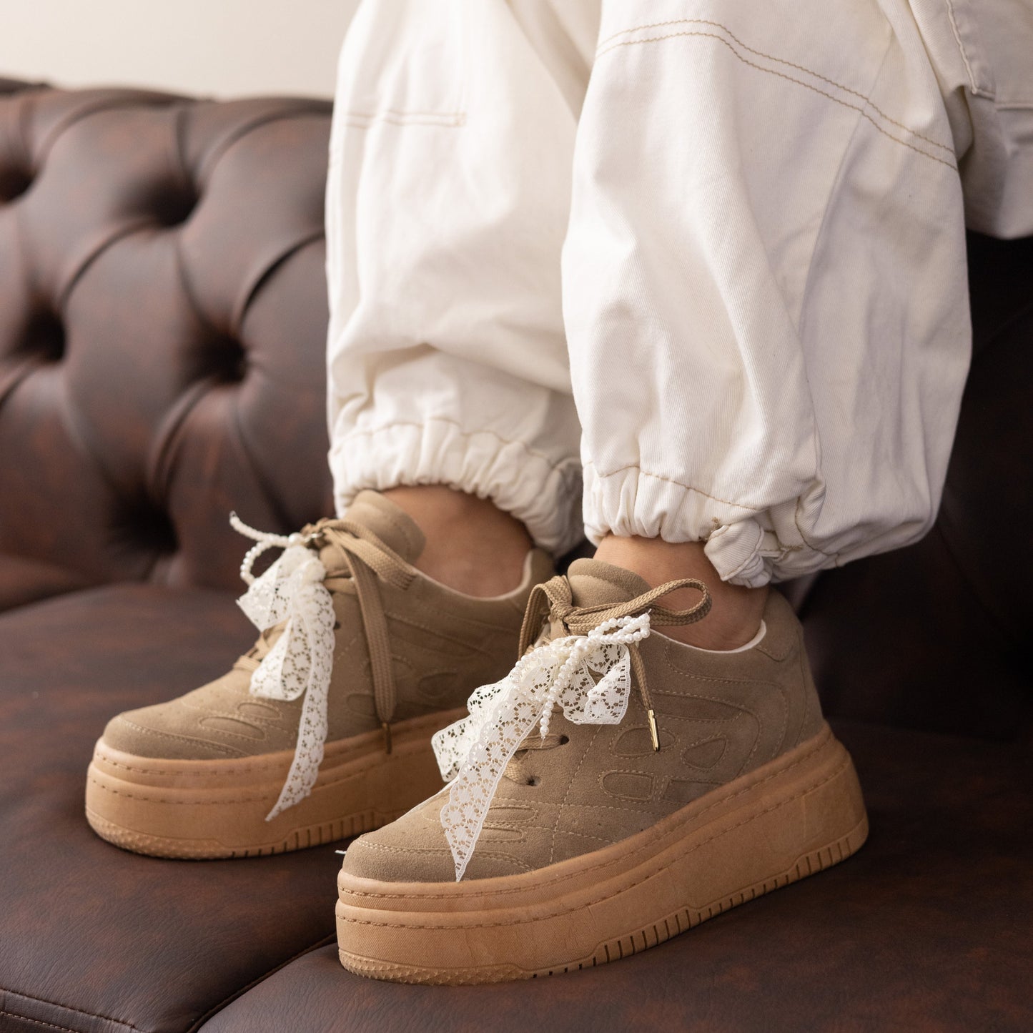 Tenis casuales con cinta en encaje y accesorio de perlas FRANCESCCA Camel