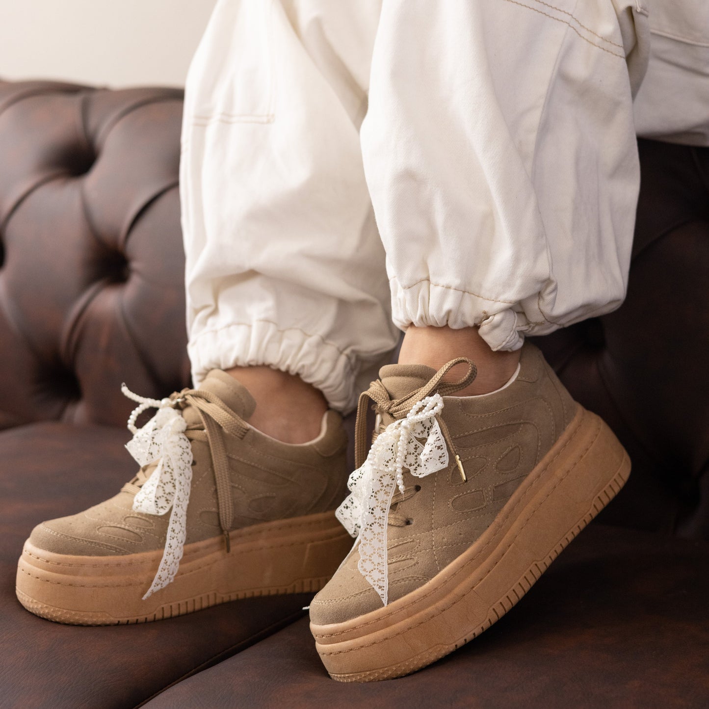 Tenis casuales con cinta en encaje y accesorio de perlas FRANCESCCA Camel