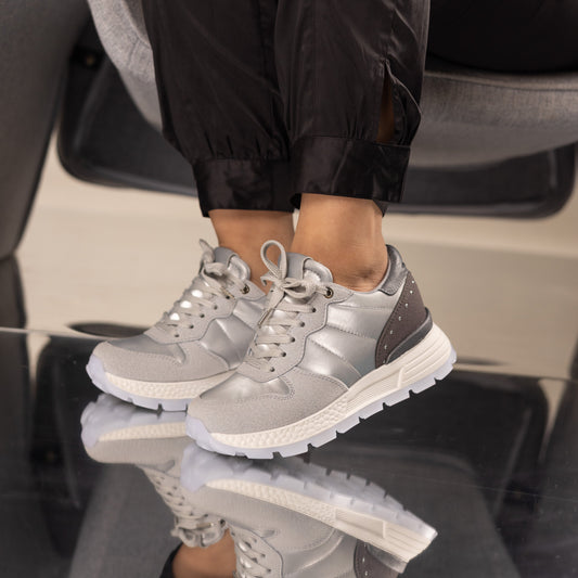 Tenis clásicos con detalles taches metálicos ZAFIRO Gris