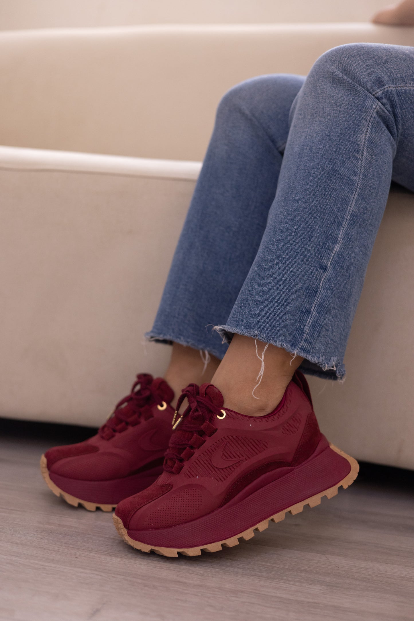 Zapatos De Mujer CalzAristy EMMA Vinotinto – Atrevimiento y Estilo Deportivo