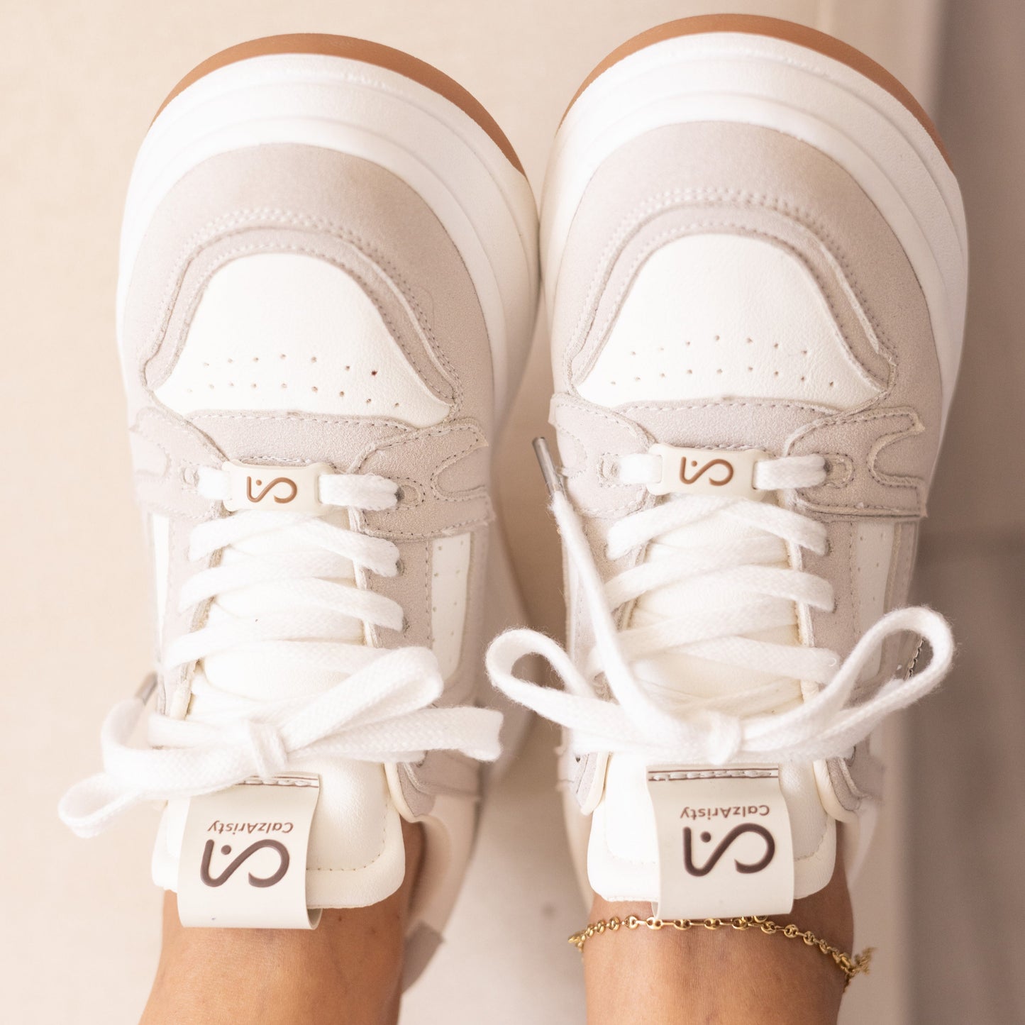 Zapatos De Mujer CalzAristy ABBI Blanco Gris - Estilo Moderno