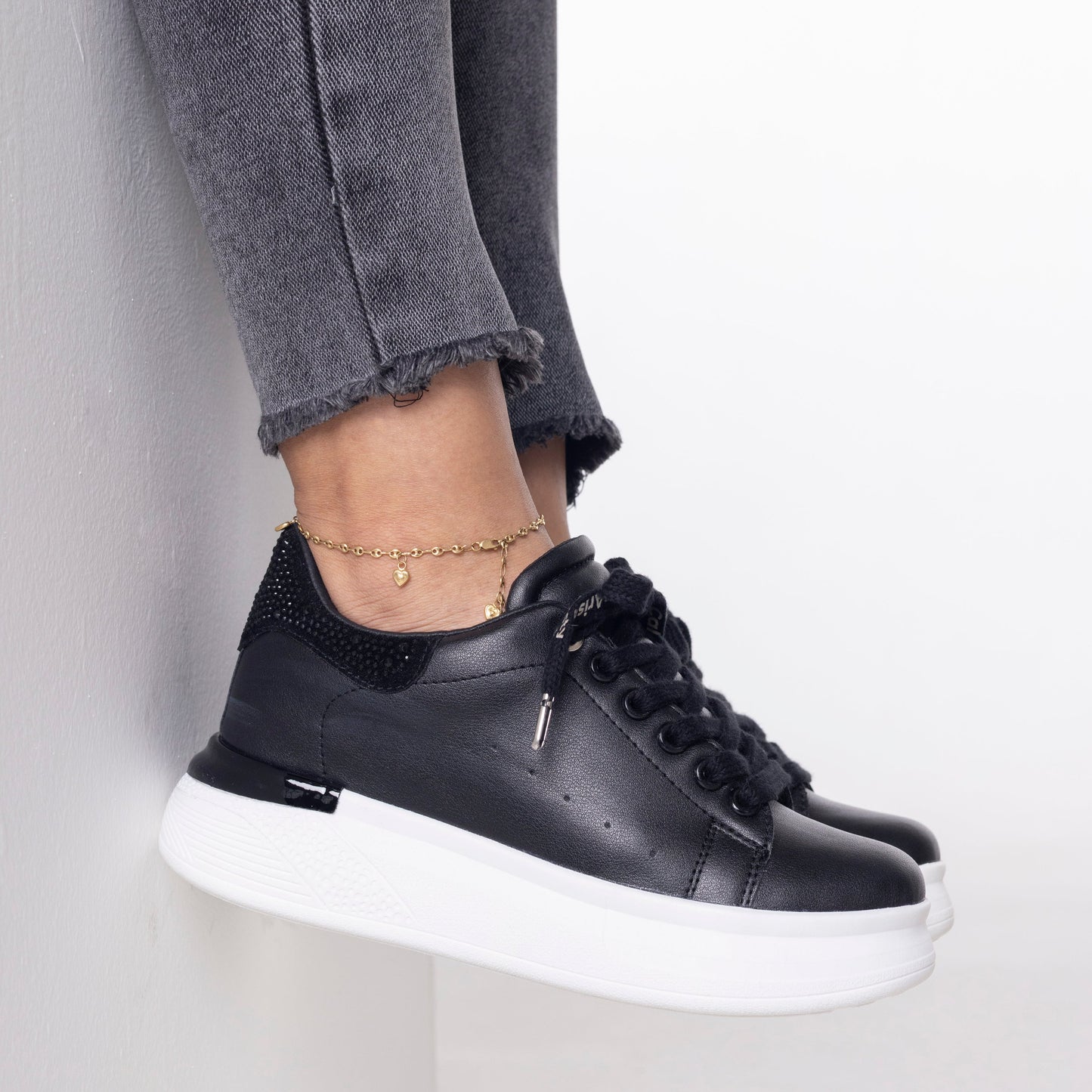 Zapatillas Negras AITANA con plataforma cómoda y diseño urbano | Calzaristy