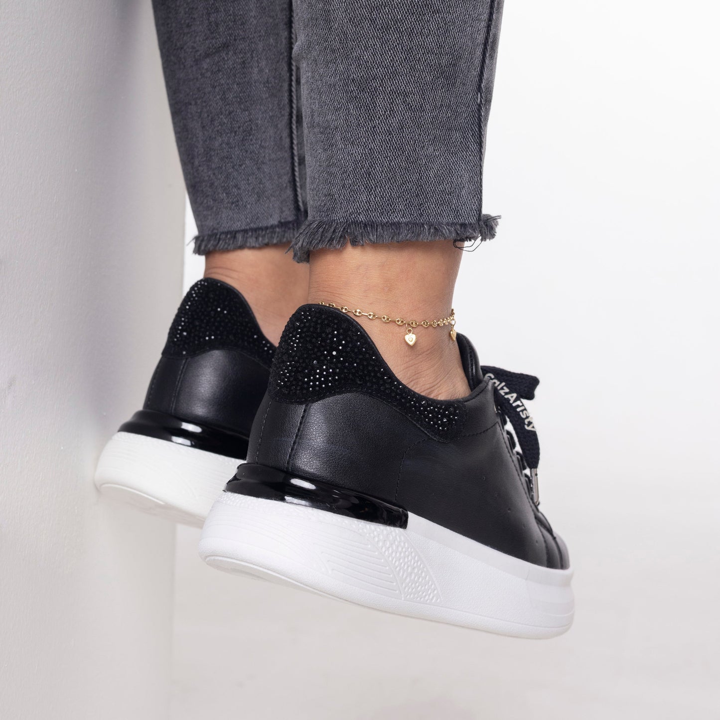 Zapatillas Negras AITANA con plataforma cómoda y diseño urbano | Calzaristy