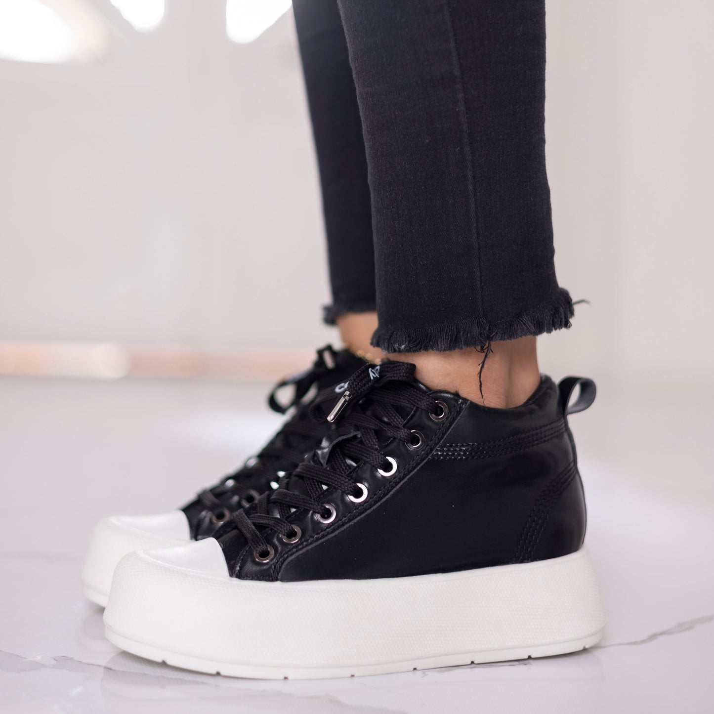 Tenis plataforma LARA en color negro para mujer